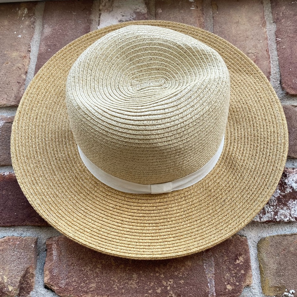 Two tone straw hat.